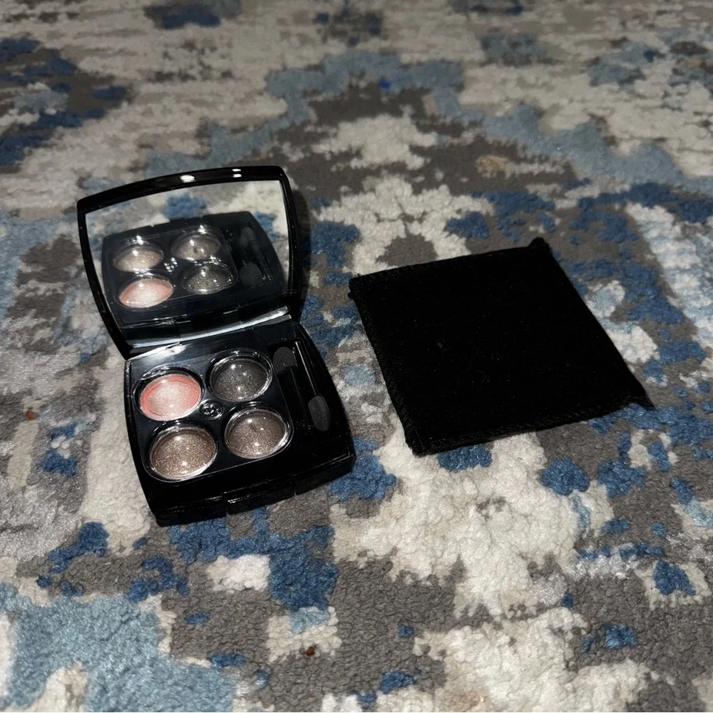 Glossy Black Compact with Mirror Dark Tones - Picture 2 of 5